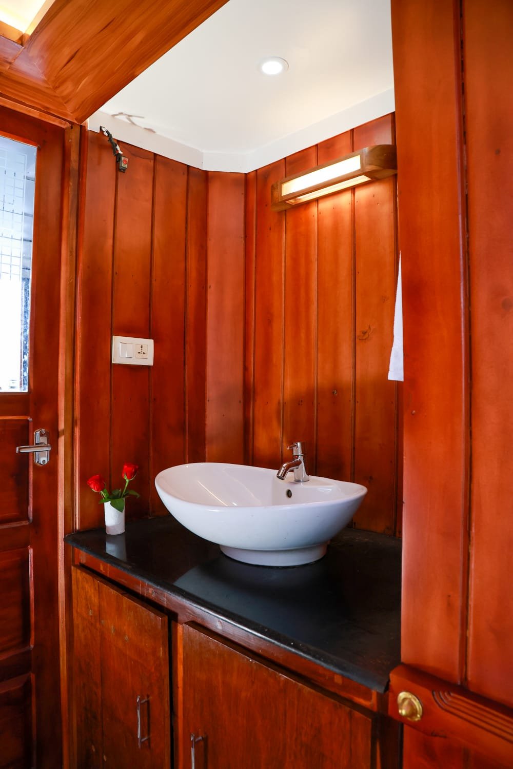 Houseboat Image