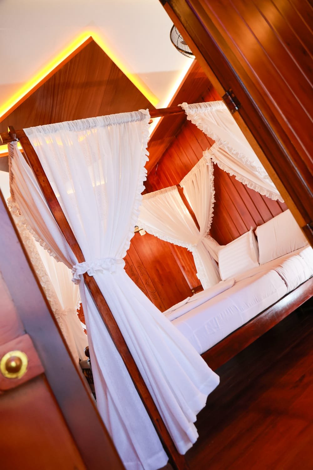 Houseboat Image