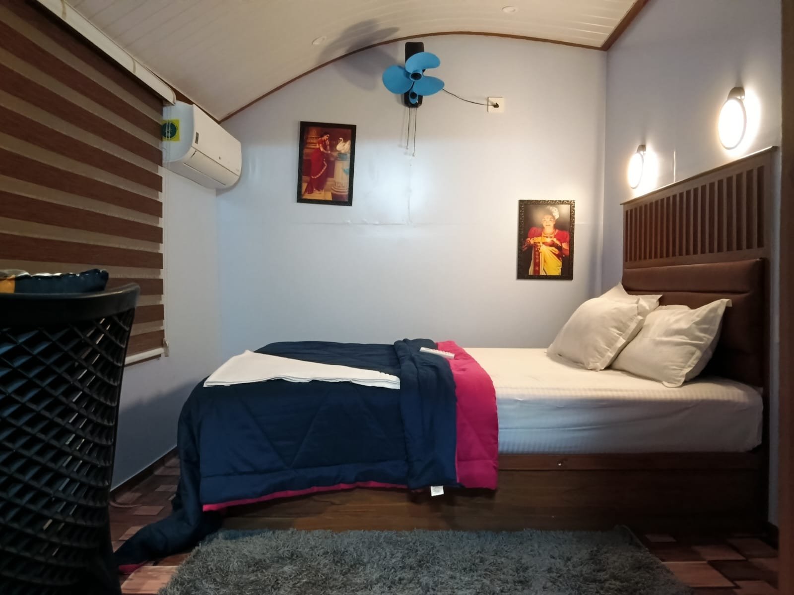 Houseboat Image