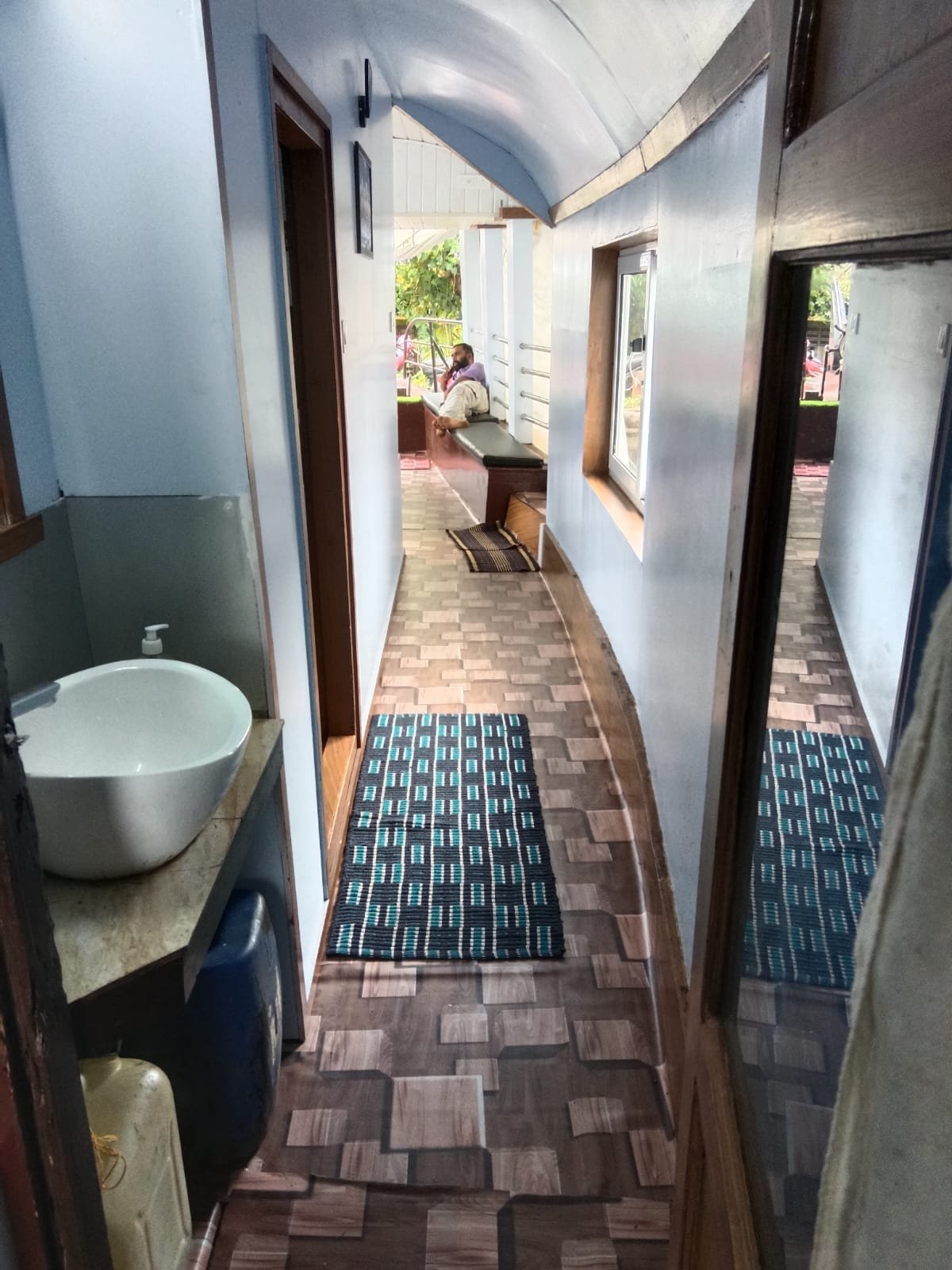 Houseboat Image